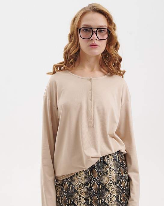 картинка ЛОНГСЛИВ НА КНОПКАХ ЖЕНСКИЙ БЕЖЕВЫЙ от магазина Seller